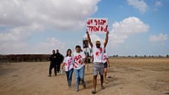 أقارب وأصدقاء الرهائن المحتجزين في غزة ينظمون احتجاجًا للإفراج عنهم بجانب كيبوتس نيريم، جنوب إسرائيل، الخميس 29 أغسطس 2024.