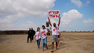 أقارب وأصدقاء الرهائن المحتجزين في غزة ينظمون احتجاجًا للإفراج عنهم بجانب كيبوتس نيريم، جنوب إسرائيل، الخميس 29 أغسطس 2024.