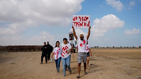 أقارب وأصدقاء الرهائن المحتجزين في غزة ينظمون احتجاجًا للإفراج عنهم بجانب كيبوتس نيريم، جنوب إسرائيل، الخميس 29 أغسطس 2024.