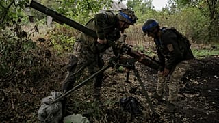 Украинские военные стреляют из гранатомета, 6 августа 2024