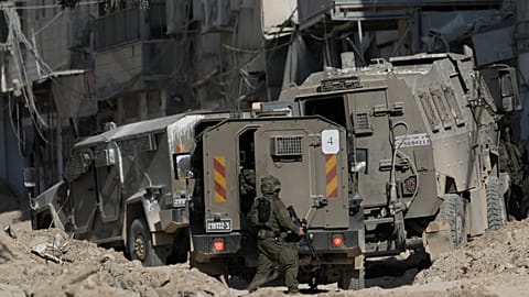 عناصر من الجيش الإسرائيلي يقومون بدورية في أحد الشوارع خلال عملية عسكرية في مخيم نور شمس للاجئين في طولكرم بالضفة الغربية، الخميس 29 أغسطس 2024.