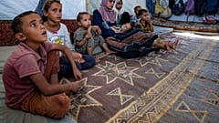 A Deir al-Balah-i táborban egy póliótól szenvedő 11 hónapos csecsemőt tart az ölében édesanyja 