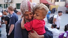 Filistinli bir kadın, yurt dışında tedavi görmek için Gazze Şeridi'nden ayrılmadan önce Han Yunus'taki Kerem Şalom geçiş noktasından hasta oğluna veda ediyor, 27 Haziran 2024 