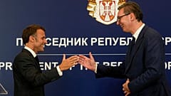Ο πρόεδρος της Γαλλίας Εμανουέλ Μακρόν και ο πρόεδρος της Σερβίας Αλεξάνταρ Βούτσιτς μετά από συνέντευξη Τύπου στο Βελιγράδι, 29 Αυγούστου 2024.