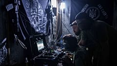 Украинские солдаты из 3-й штурмовой бригады направляют беспилотник FPV на российские позиции в Харьковской области, 25 августа 2024 г.
