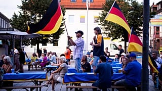 Aşırı sağcı Almanya İçin Alternatif partisinin (AfD) destekçileri Almanya bayraklarını taşıyor, Suhl, 13 Ağustos 2024.