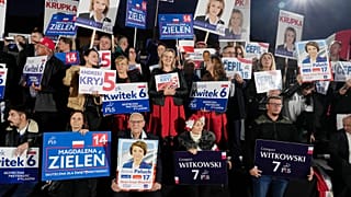 A PiS támogatói a párt kampányzáróján 2023. október 13-án