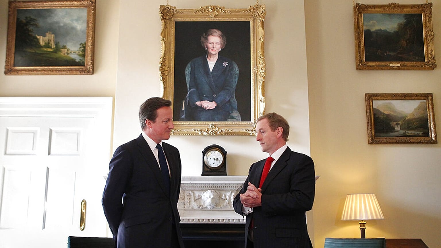 David Cameron akkori brit kormányfő és Enda Kenny akkori ír miniszterelnök a Vaslady portréja előtt a Downing Steet 10-ben 2011-ben