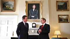 David Cameron akkori brit kormányfő és Enda Kenny akkori ír miniszterelnök a Vaslady portréja előtt a Downing Steet 10-ben 2011-ben