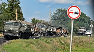 Uma coluna de camiões do exército russo danificados por bombardeamentos das forças ucranianas é vista na autoestrada no distrito de Sudzhansky, na região de Kursk, na Rússia, a 9 de agosto de 2024.