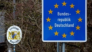 DOSSIER - Un panneau frontalier allemand se trouve à la frontière germano-autrichienne à Sachrang, en Allemagne, le jeudi 10 décembre 2020.