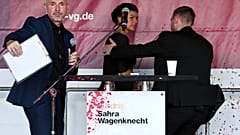 Sahra Wagenknecht wird nach einem Angriff mit roter Farbe während der Wahlkampfveranstaltung am Donnerstag, 29. August 2024, von einem Bodyguard von der Bühne eskortiert.
