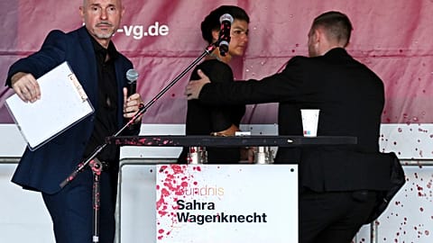 Sahra Wagenknecht’e Erfurt’ta boyalı saldırı düzenlendi.