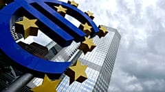 Euro heykeli Almanya'nın Frankfurt kentindeki Avrupa Merkez Bankası binasının önünde duruyor, 5 Haziran 2014.