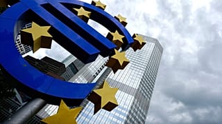Euro heykeli Almanya'nın Frankfurt kentindeki Avrupa Merkez Bankası binasının önünde duruyor, 5 Haziran 2014.