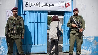 جنود تونسيون يقفون للحراسة خارج مركز اقتراع للانتخابات البلدية للشرطة والجيش في تونس العاصمة، الأحد 29 أبريل/نيسان 2018. وتعد هذه هي المرة الأولى في تاريخ تونس التي يشارك فيها