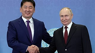 Президент России Владимир Путин и президент Монголии Ухнаагийн Хурэлсух во время встречи на полях саммита ШОС в Астане. 3 июля 2024 года