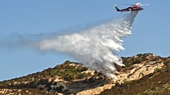 Un helicóptero extinguiendo un fuego