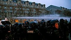 Un cañón de agua de la Policía dispara contra una concentración de manifestantes en Francia.