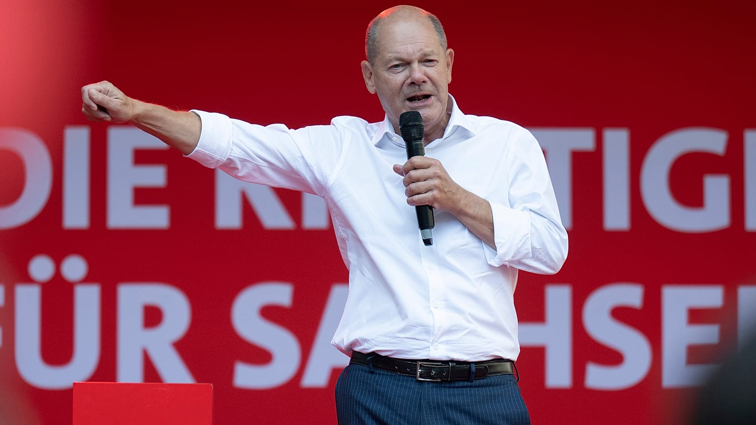 Il cancelliere tedesco Olaf Scholz parla alla chiusura della campagna elettorale della SPD a Chemnitz, 30 agosto 2024