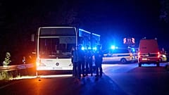 Αστυνομικοί στέκονται μπροστά από ένα λεωφορείο που εκτελεί ειδική διαδρομή για ένα φεστιβάλ της πόλης στο Ζίγκεν, 30 Αυγούστου 2024.