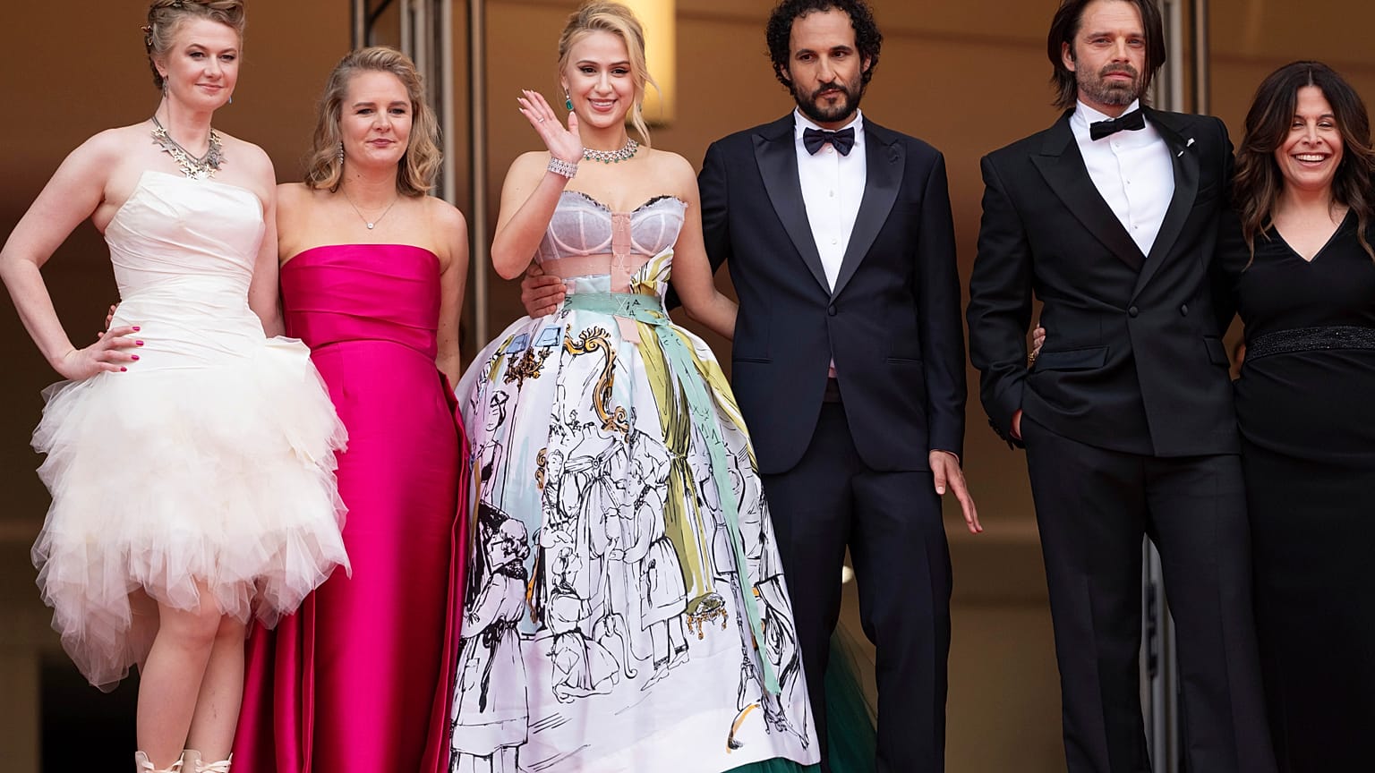 أبطال فيلم "المتدرب" والمخرج علي عباسي خلال العرض الأول في مهرجان كان السينمائي الدولي السابع والسبعين، جنوب فرنسا، في 20 مايو 2024.
