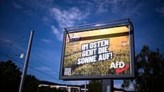 Предвыборный плакат ультраправой партии «Альтернатива для Германии» с лозунгом «Солнце восходит на востоке» на улице в городе Йена федеральной земли Тюрингия, Герм