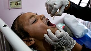 تطعيم فتاة بلقاح شلل الأطفال في مستشفى في خان يونس، السبت 31 أغسطس 2024.