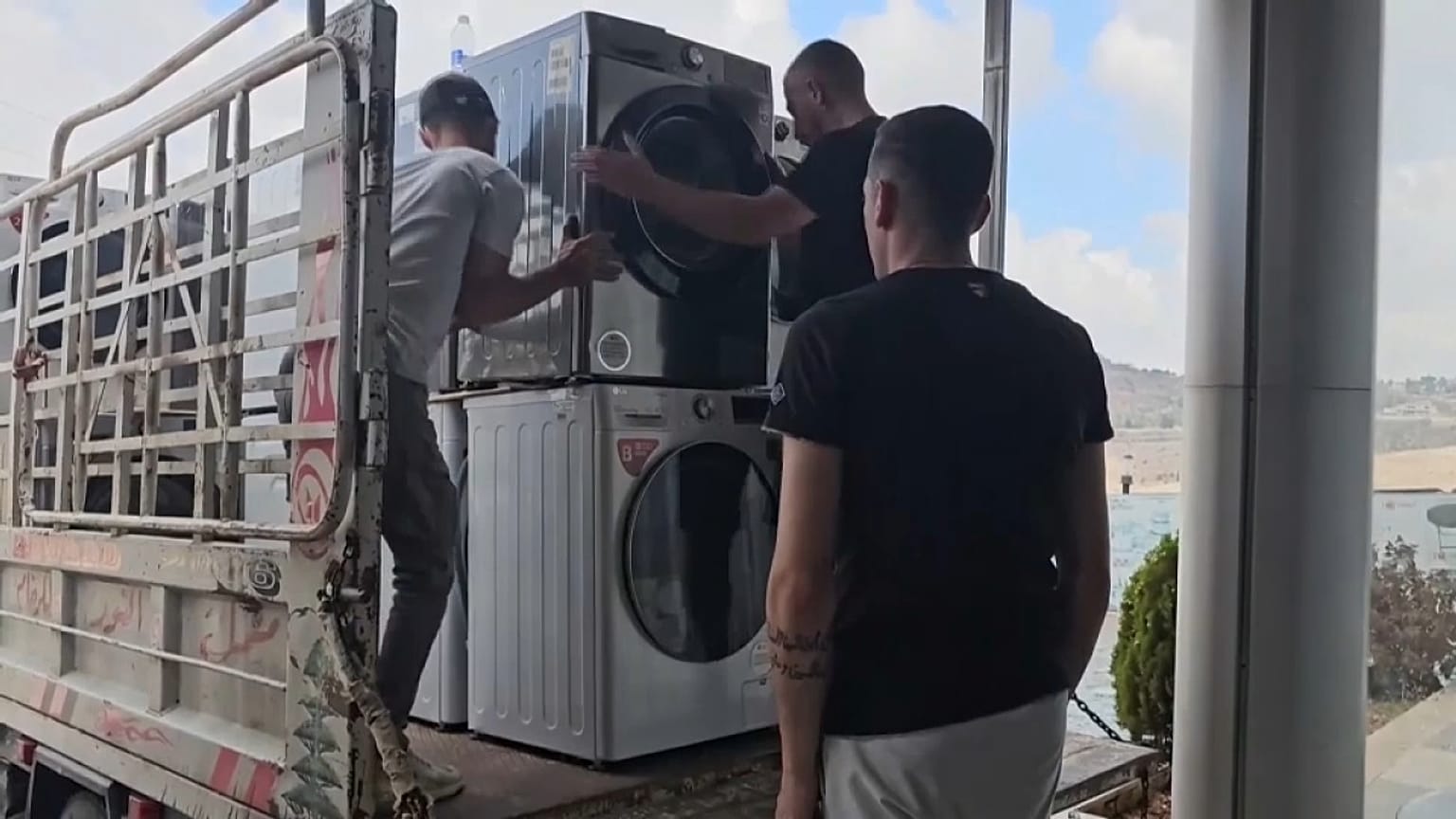 تجار بلدة ميس الجبل اللبنانية يعملون على نقل بضائعهم إلى أماكن أكثر أماناً