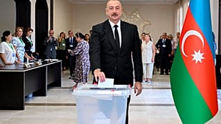 الرئيس الأذري إلهام علييف يدلي بصوته في الانتخابات التشريعية 