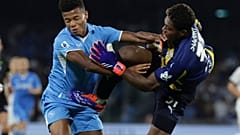 ديفيد نيريس كامبوس لاعب نابولي وزيون سوزوكي حارس مرمى بارما خلال مباراة نابولي وبارما في دوري الدرجة الأولى الإيطالي لكرة القدم، جنوب إيطاليا، السبت 31 أغسطس/آب 2024
