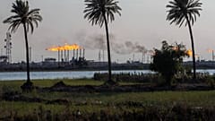 مداخن شعلة حقل نهران بن عمر النفطي تحترق شمال البصرة، العراق، الأربعاء، 22 مارس/آذار 2023