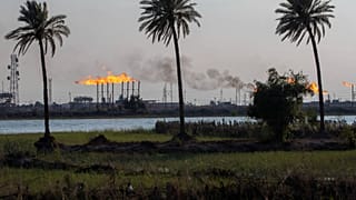 مداخن شعلة حقل نهران بن عمر النفطي تحترق شمال البصرة، العراق، الأربعاء، 22 مارس/آذار 2023