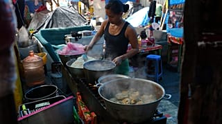Una migrante venezolana prepara comida en un campamento en Ciudad de México, el pasado 31 de julio de 2024.