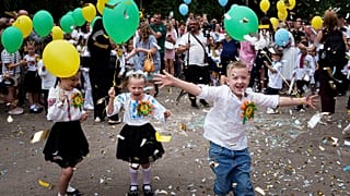 Kinder feiern den ersten Schultag.