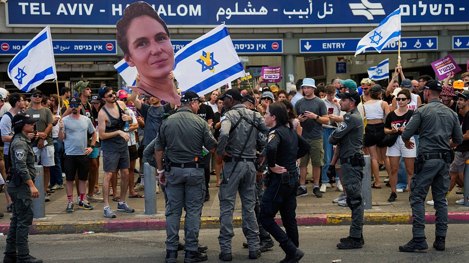 Milhares de pessoas fazem greve em Israel após seis reféns terem sido encontrados mortos em Gaza    