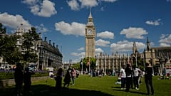 Ülkeyi ziyaret eden turistler, İngiltere'nin başkenti Londra'da bulunan Elizabeth Tower'ın bahçesinde, 17 Haziran 2024  