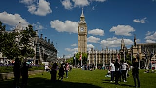 Ülkeyi ziyaret eden turistler, İngiltere'nin başkenti Londra'da bulunan Elizabeth Tower'ın bahçesinde, 17 Haziran 2024  