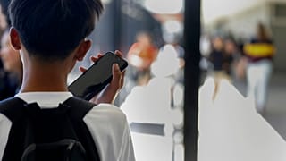 Avrupa'da okullarda akıllı telefon kullanımını yasaklayan ülkelerin sayısı artıyor.