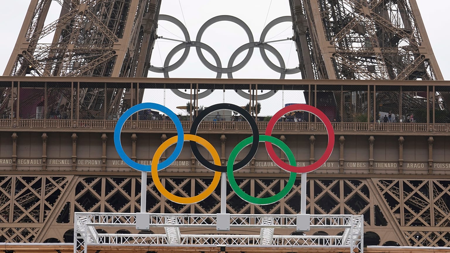 Paris'teki Eyfel Kulesi'nde Olimpiyat halkaları görülüyor, 18 Ağustos 2024