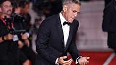 جورج كلوني يقف أمام المصورين عند وصوله لحضور العرض الأول لفيلم ”الذئاب“ خلال الدورة 81 من مهرجان البندقية السينمائي في البندقية