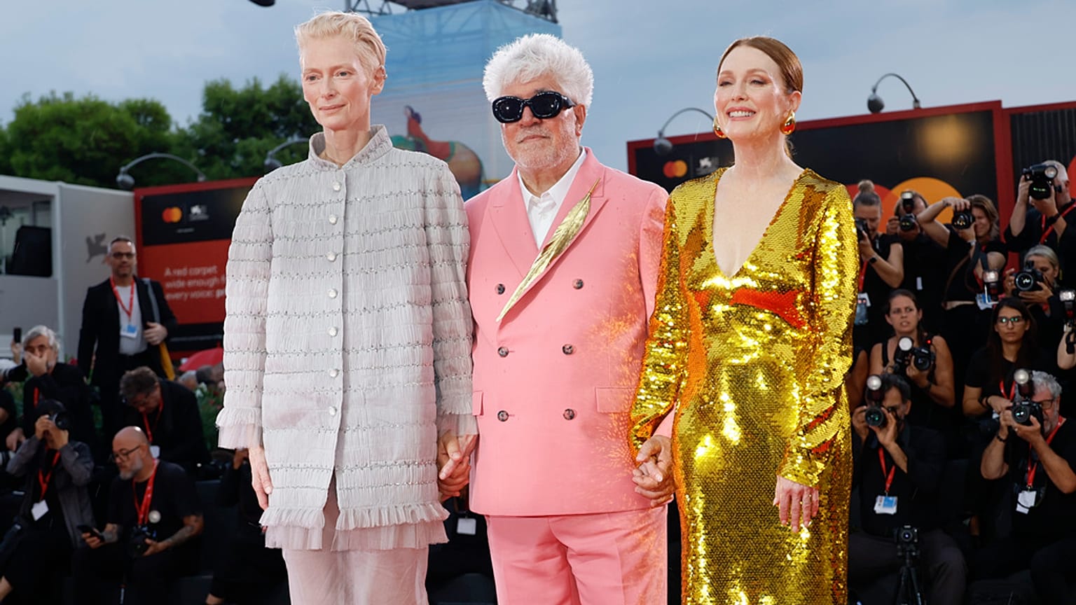 Tilda Swinton,Pedro Almodovar e Julianne Moore na chegada para a estreia do filme 'The Room Next Door' durante a 81ª edição do Festival de Cinema de Veneza
