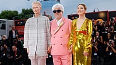 Tilda Swinton,Pedro Almodovar e Julianne Moore na chegada para a estreia do filme 'The Room Next Door' durante a 81ª edição do Festival de Cinema de Veneza