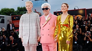 Tilda Swinton,Pedro Almodovar e Julianne Moore na chegada para a estreia do filme 'The Room Next Door' durante a 81ª edição do Festival de Cinema de Veneza