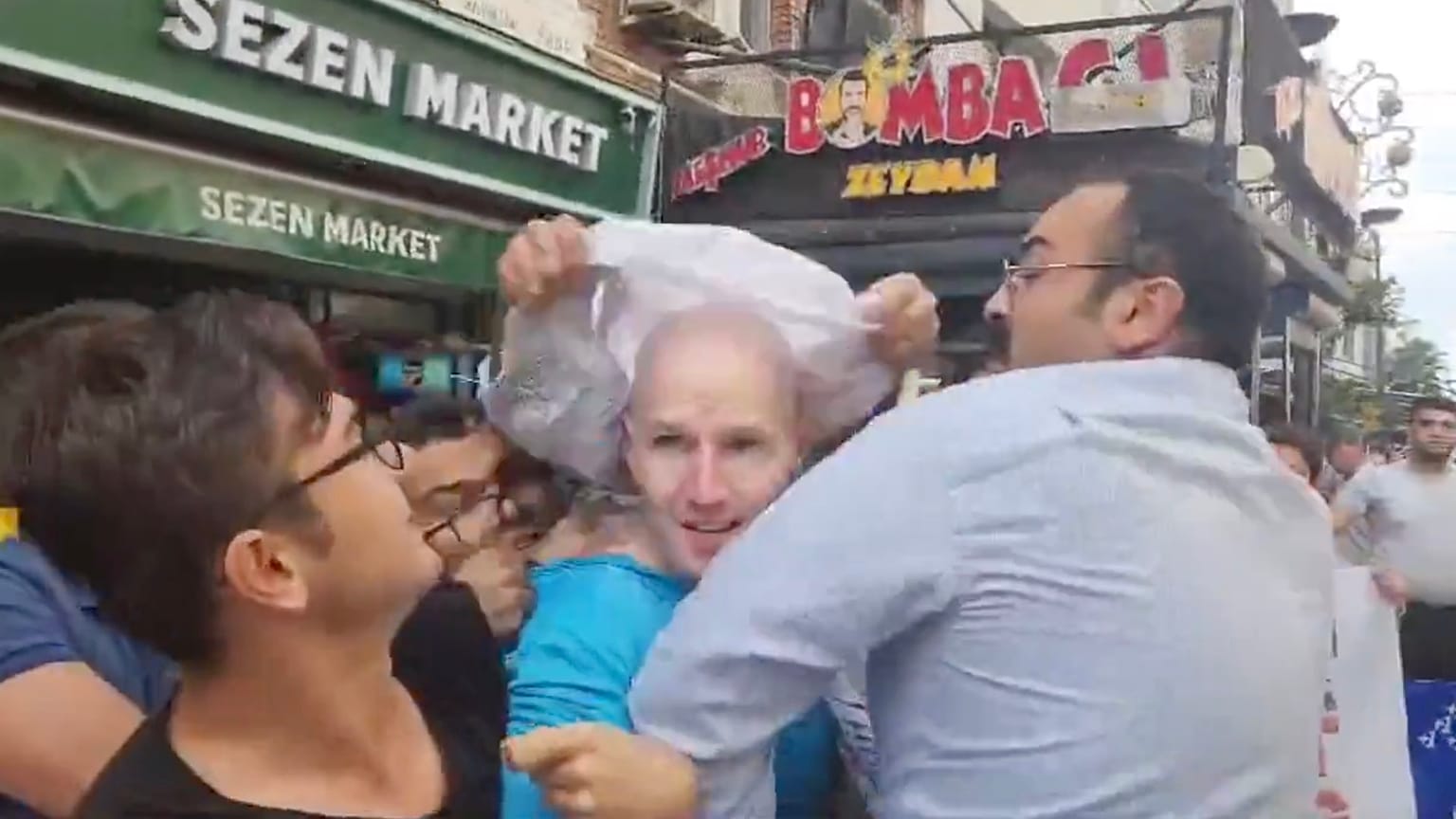 Amerikan askerinin başına TGB üyeleri tarafından çuval geçirildiği an (Ekran görüntüsü, TGB'nin videosundan alınmıştır)