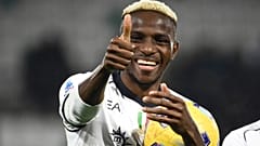 Victor Osimhen, 28 Şubat 2024 tarihinde İtalya'nın Reggio Emilia kentindeki Mapei Stadyumu'nda Sassuolo ile Napoli arasında oynanan maçta üç gol attıktan sonra görüntüleniyor