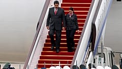  O presidente da Venezuela, Nicolas Maduro, à esquerda, e a primeira-dama, Cilia Flores, chegam ao Aeroporto Internacional de Pequim.