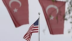 Ankara'daki ABD Büyükelçiliği'nin dışında Türk bayrakları görüntüleniyor, 25 Nisan 2021.