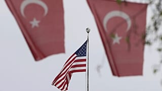 Ankara'daki ABD Büyükelçiliği'nin dışında Türk bayrakları görüntüleniyor, 25 Nisan 2021.