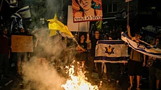 Dimostranti accendono un fuoco durante le grandi proteste di piazza in Israele domenica e lunedì per chiedere al governo il rilascio degli ostaggi nella Striscia di Gaza